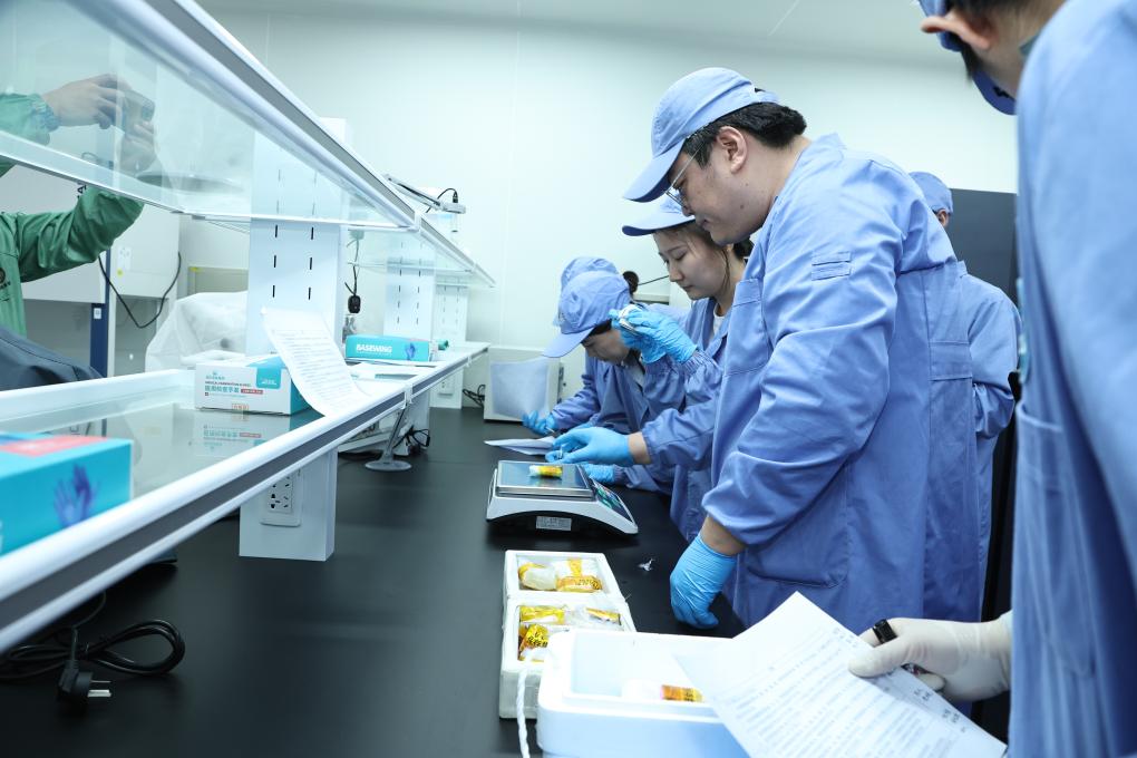 科研人员在查看生命类科学实验样品。（中国科学院空间应用工程与技术中心供图）